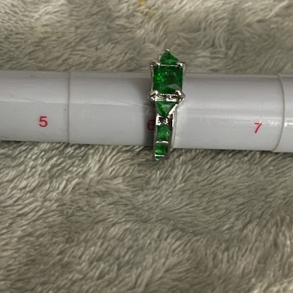 New Woman’s Stamped S925 Sterling Silver Floral Celtic 10CT Emerald Ring - Picture 11 of 11